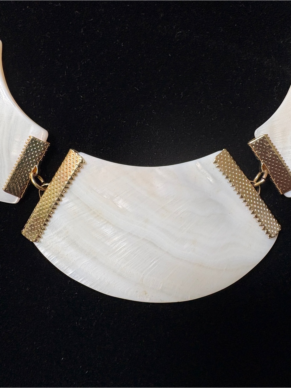 Mother-of-Pearl White Sea Shell Necklace - Picture 4 of 10